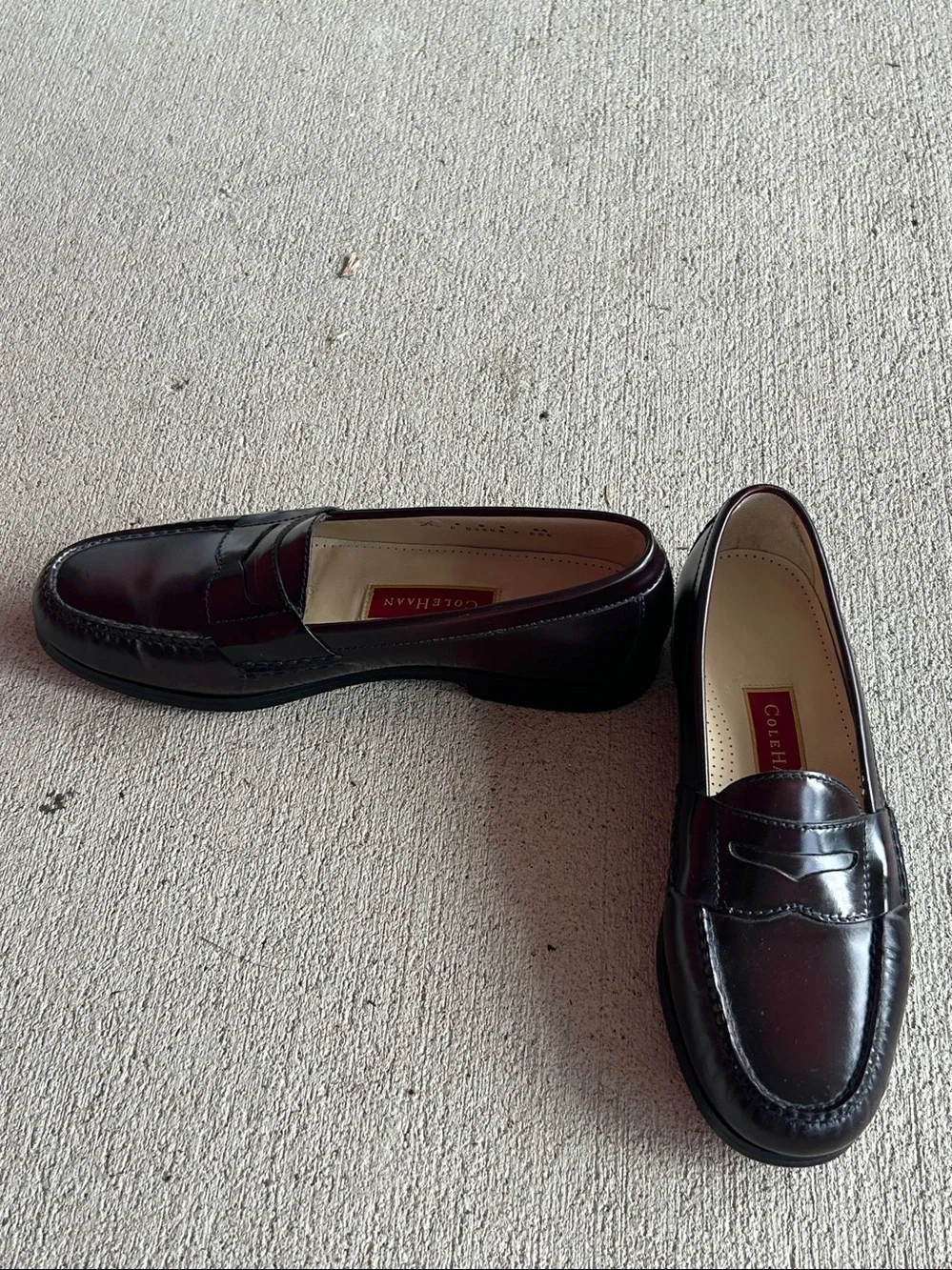 MEN'S-BURGUNDY LEATHER LOAFERS BY COLE HAAN! IN EXCELLENT CONDITION